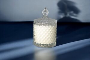 recipient de sticlă transparentă și parfumuri subtile pentru o atmosferă relaxantă.