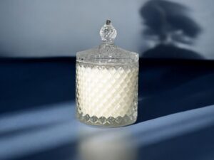 recipient de sticlă transparentă și parfumuri subtile pentru o atmosferă relaxantă.