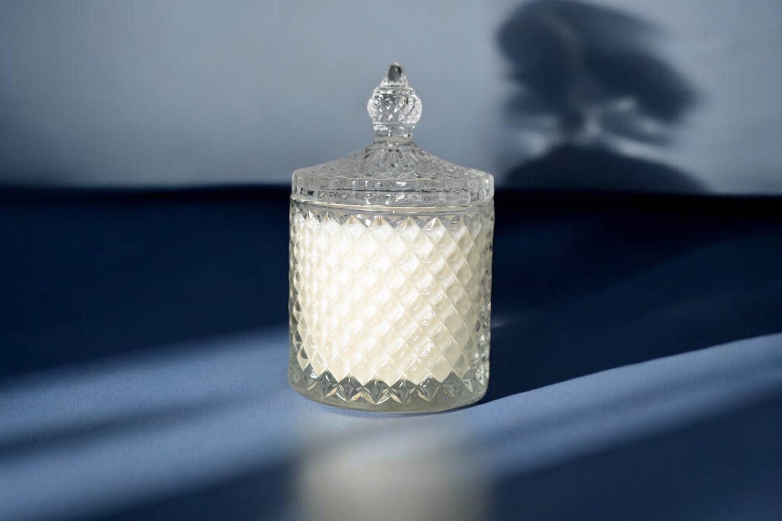 recipient de sticlă transparentă și parfumuri subtile pentru o atmosferă relaxantă.