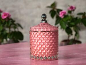 Lumânare parfumată Large Blush, cu recipient roz elegant, perfectă pentru decor și relaxare.