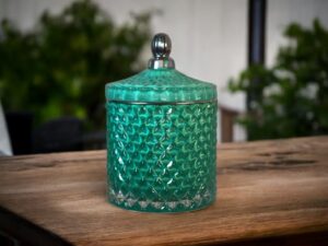 Lumânare parfumată Large Aqua, realizată manual din ceară de soia premium, perfectă pentru un decor elegant și relaxare.