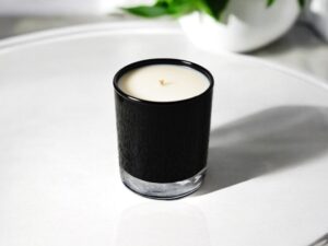 Lumânare parfumată naturală Classy Noir, realizată manual din ceară de soia, cu un design elegant și sofisticat.