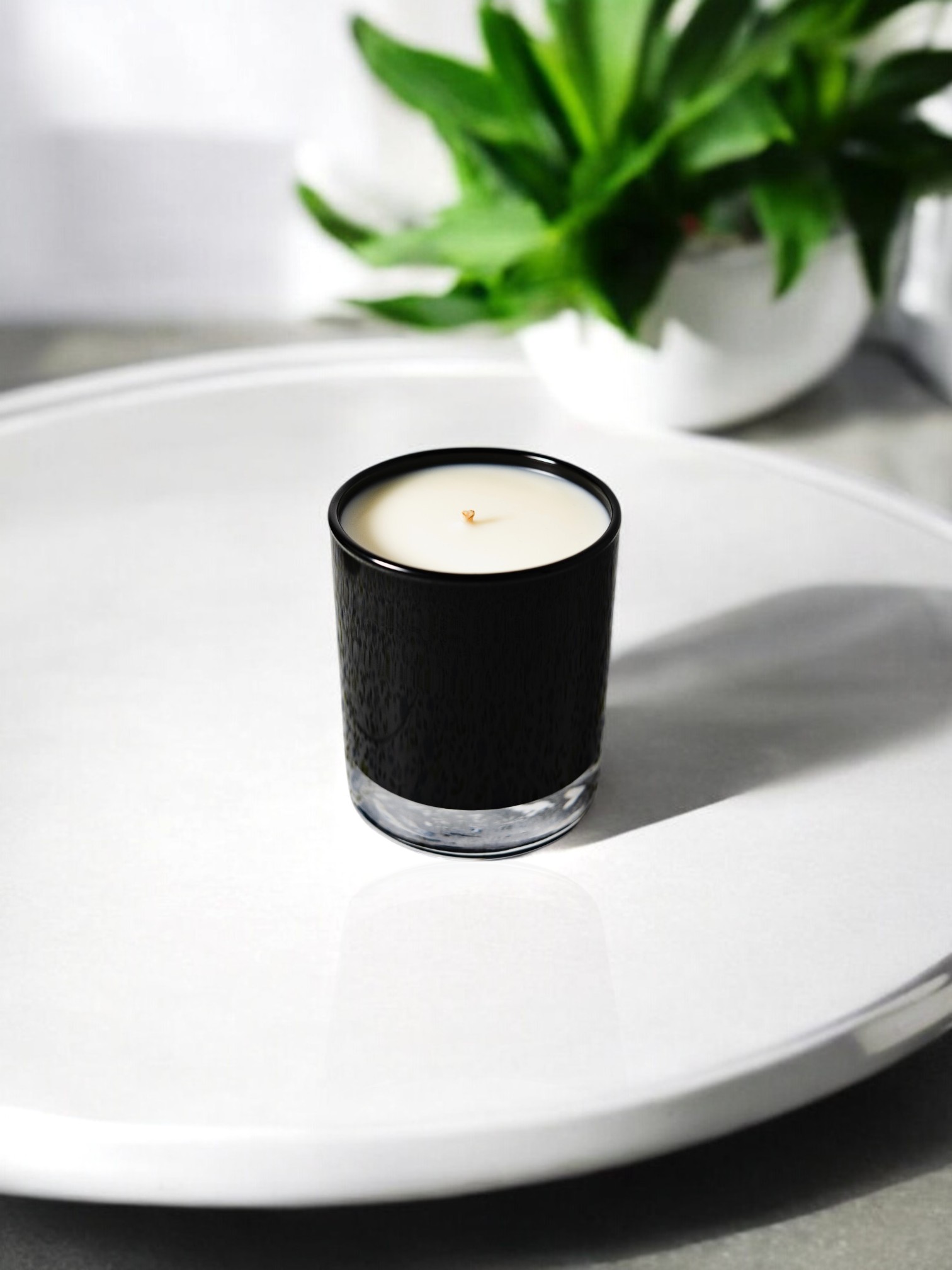 Lumânare parfumată naturală Classy Noir, realizată manual din ceară de soia, cu un design elegant și sofisticat.