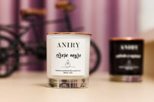 Lumanare parfumata din ceara de soia hand made. cadou. recipient din sticla