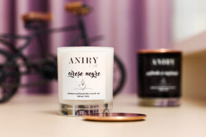 Lumanare parfumata din ceara de soia hand made. cadou. recipient din sticla