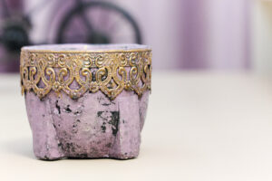 Lumânare Parfumată Cu Aromă Prună Trandafir si Patchouli în Vas Ceramic Lumanare parfumata din ceara soia naturala in vas ceramic. Editie limitata. cadou