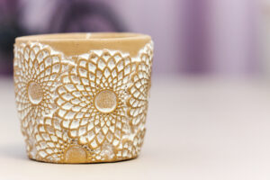 Lumânare Parfumată Cu Aromă Cirese Și Migdale în Vas Ceramic Lumanare parfumata din ceara soia naturala in vas ceramic. Editie limitata. cadou